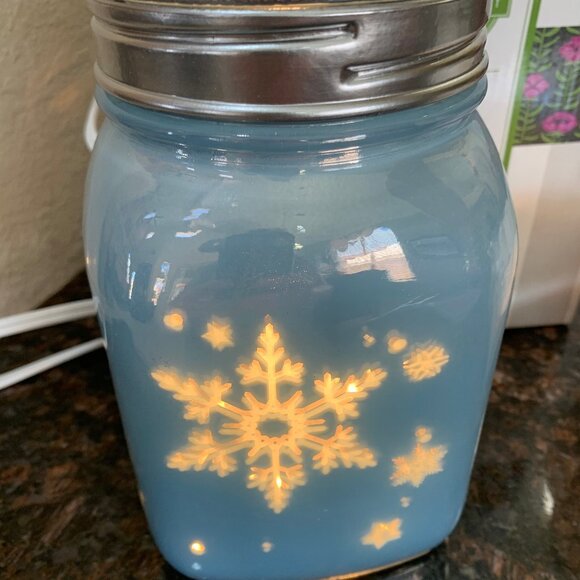 SCENTSY WARMER RETIRED BRAND NEW IN BOX WINTER FROST plus wax - Picture 5 of 7